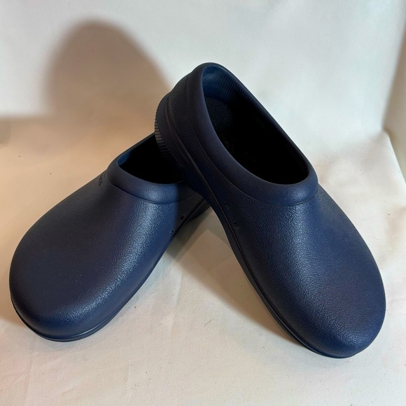 CROCS Sz 7 On The Clock Work Anti-Slip Slip On Shoes Clogs in Navy - Picture 1 of 8